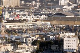 Image du Maroc Professionnelle de  Sur cette image réalisée du minaret de la mosquée Hassan II, on découvre au premier plan à droite l’ancienne médina clos de murailles, au centre le port de pêche ainsi que d’autres installations du port de Casablanca. (Photo / Abdeljalil Bounhar) 